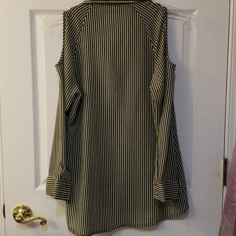 AVAILABLE by Angela Fashion Cold Shoulder Lrg EUC - Picture 9 of 10